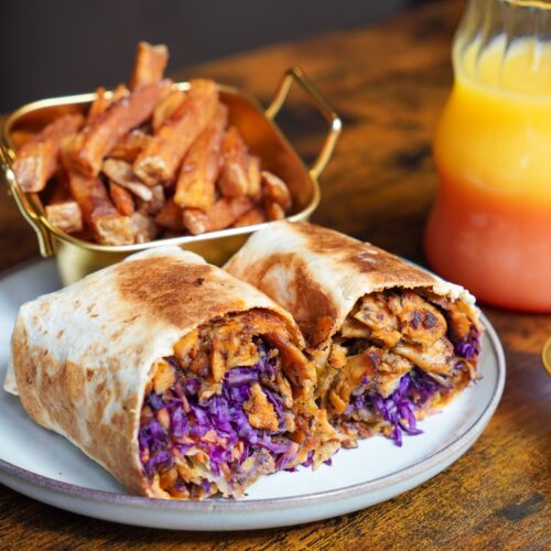 Un kebab gourmand, des frites maison et un cocktail sunset de chez Kali