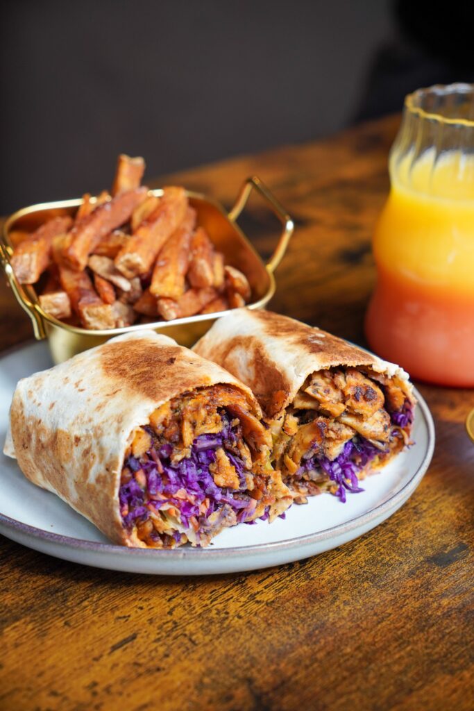 Un kebab gourmand, des frites maison et un cocktail sunset de chez Kali