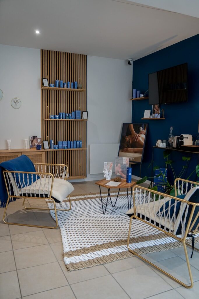 L'intérieur et la salle d'attente de l'institut Doux Sens à Eymoutiers, institut de beauté et headspa, non loin de Limoges