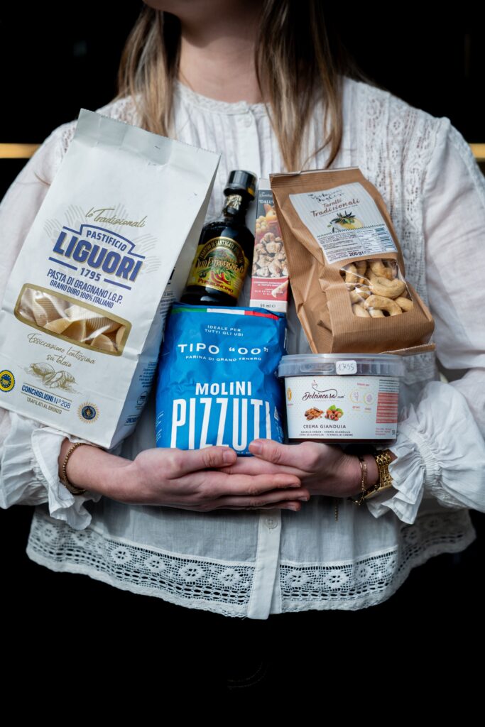 Plusieurs produits traditionnels italiens en vente à La Casetta, à Rennes.