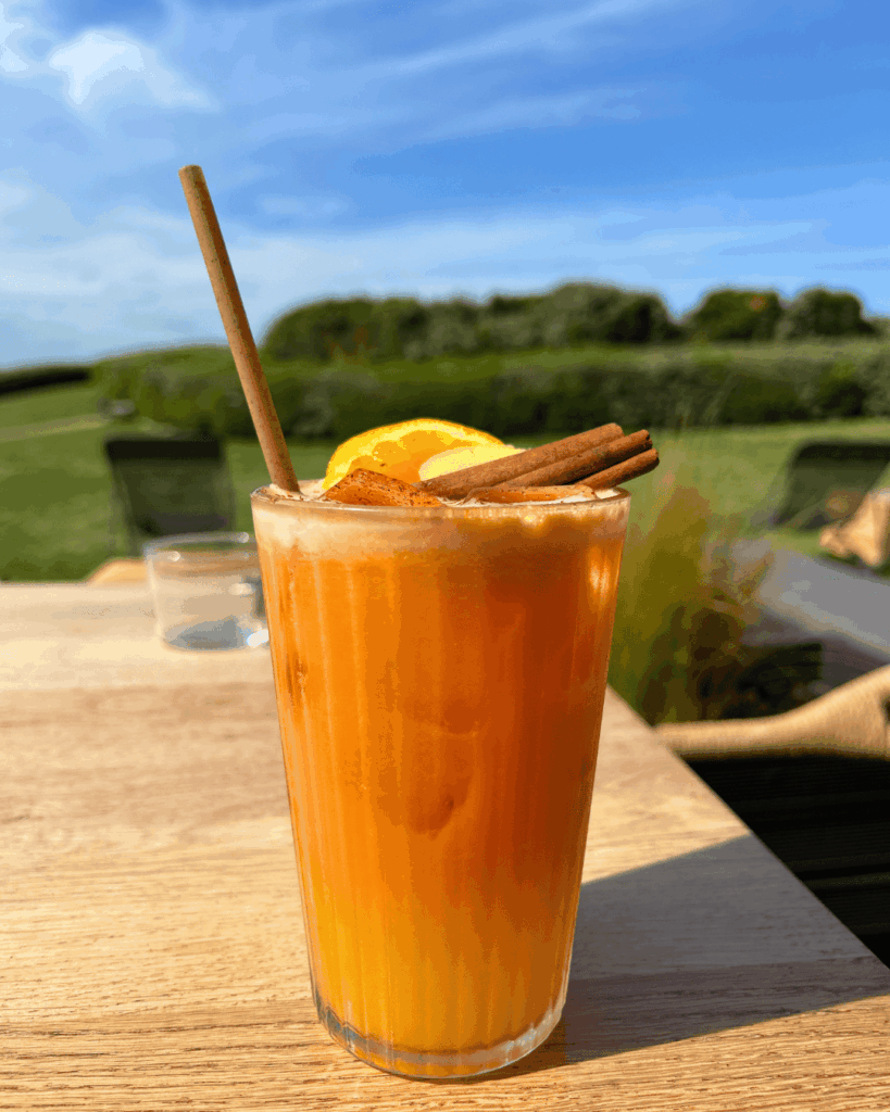 Un cocktail sur une table de La Chaloupe