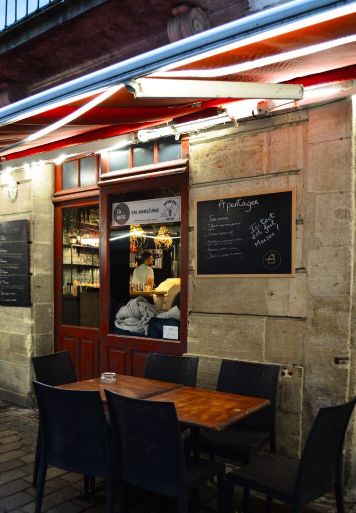 La devanture et les tables en terrasse du bar La Niche à Tours