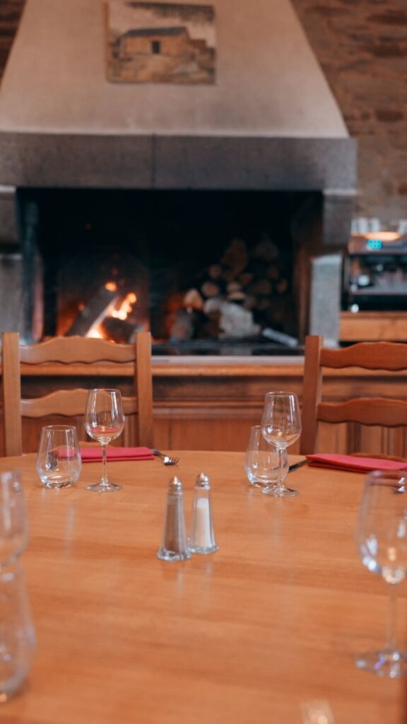 La cheminée du restaurant La Ferme Saint Michel