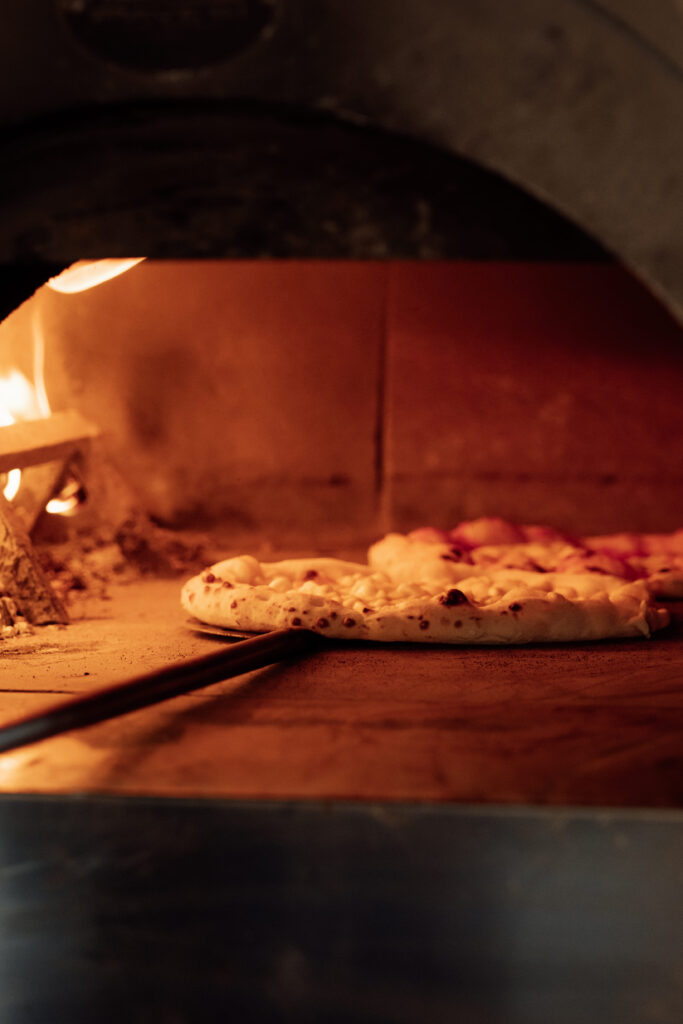 Les pizzas en cuisson au feu de bois de L'aRoma situé à Morières-les-Avignon