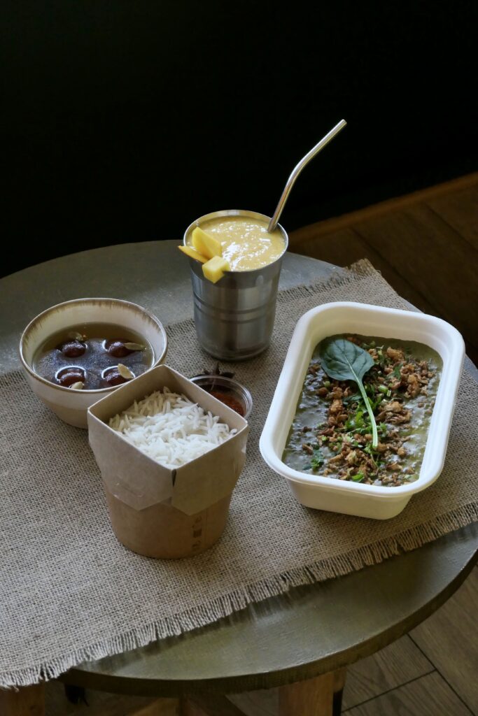 Lassi Mangue, Palak Paneer, riz et Gulab Jamun du Resto Indien à La Teste-de-Buch, établissement de cuisine indienne à emporter.