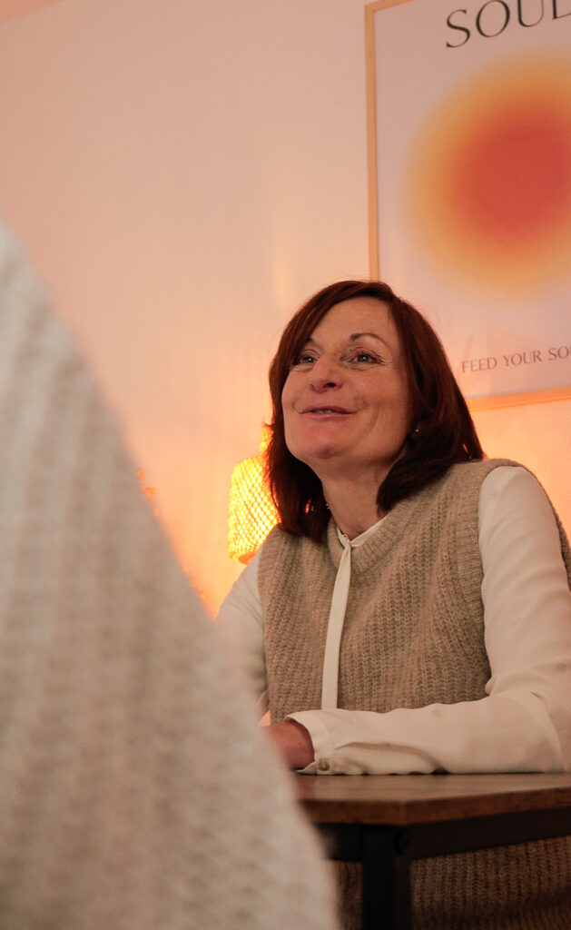 laurence camard pendant une séance à fouesnant