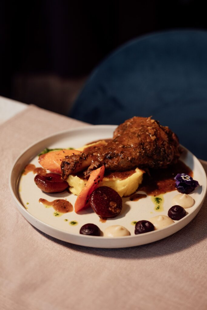 Plat signature du Restaurant Le 26 à Avignon, souris d'agneau rôtie en 10h