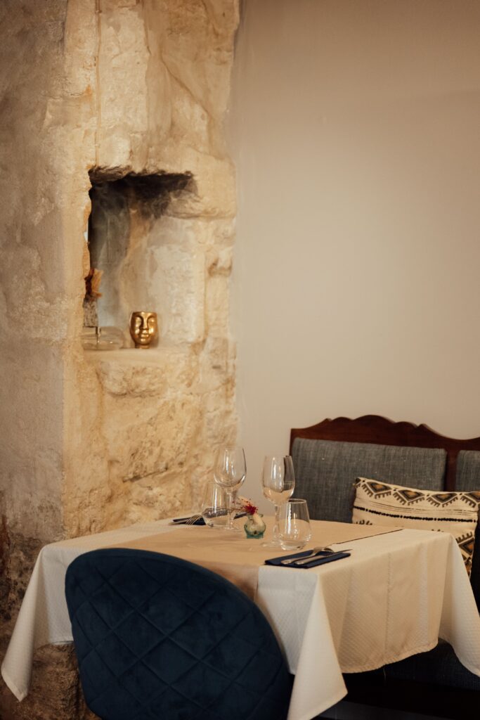 Table intérieur du Restaurant Le 26 à Avignon