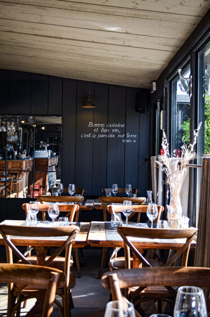 La salle principale du restaurant Le Bistrot de la Bulle à Charentilly