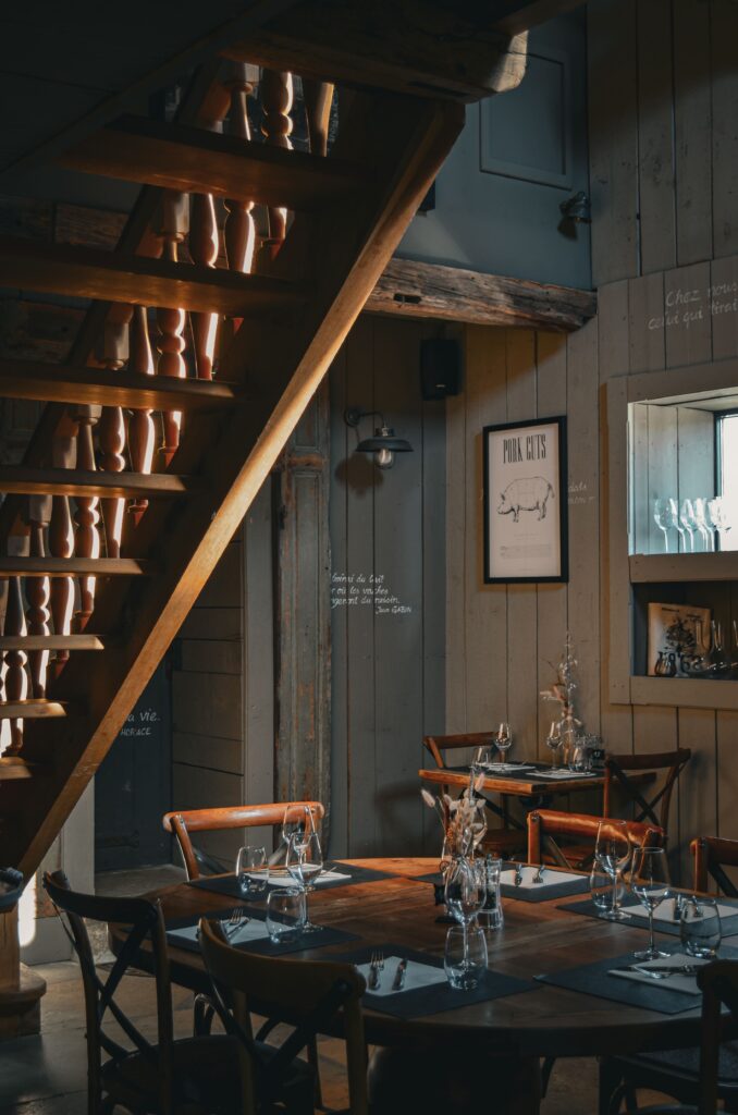 La salle du fond et l'escalier du restaurant Le Bistrot de la Bulle à Charentilly