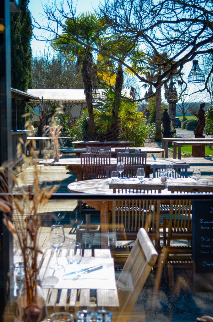 La vue sur la terrasse depuis l'intérieur du restaurant Le Bistrot de la Bulle à Charentilly