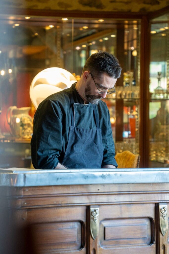 Le chef Yann pendant une prestation de chef à domicile avec Rédélifa