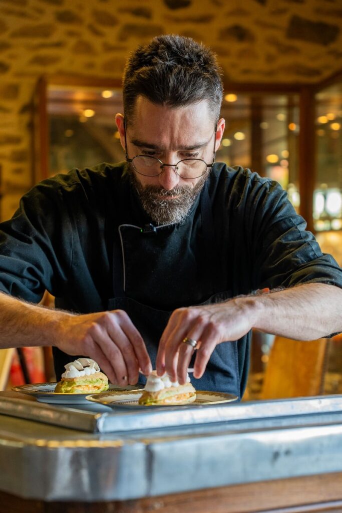 Le dressage d'une par le chef Yann pendant une prestation de chef à domicile avec Rédélifa