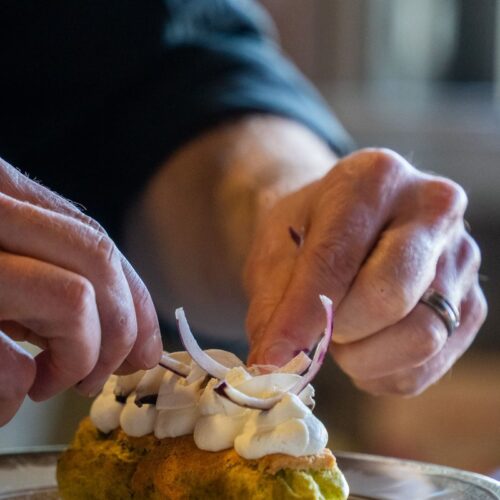 Le dressage d'une par le chef Yann pendant une prestation de chef à domicile avec Rédélifa