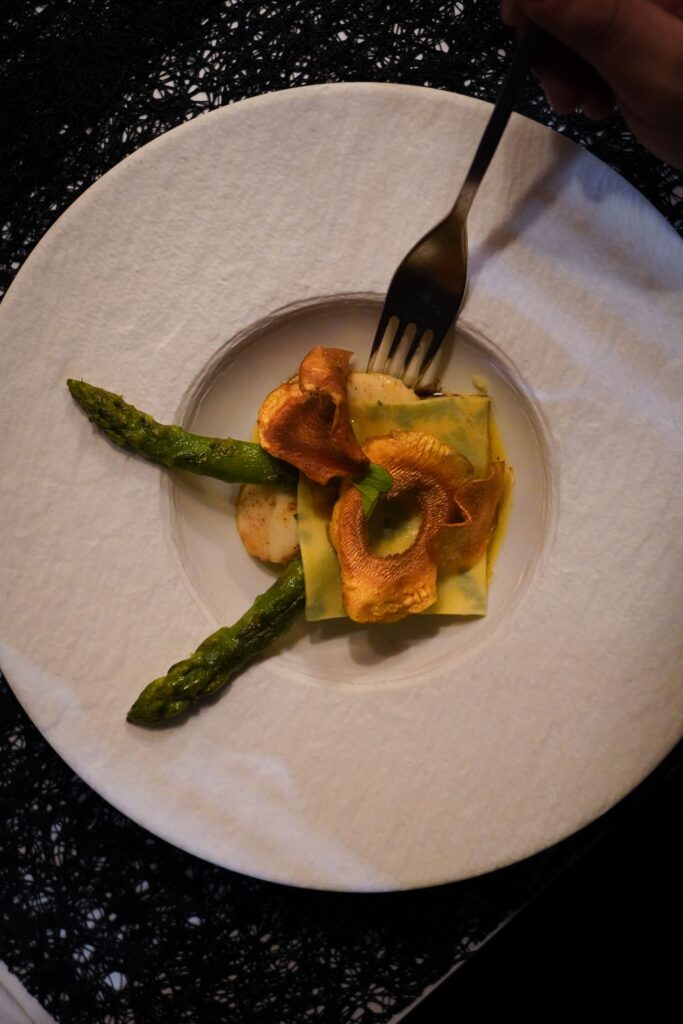 Un plat d'asperges au Lift à Orléans