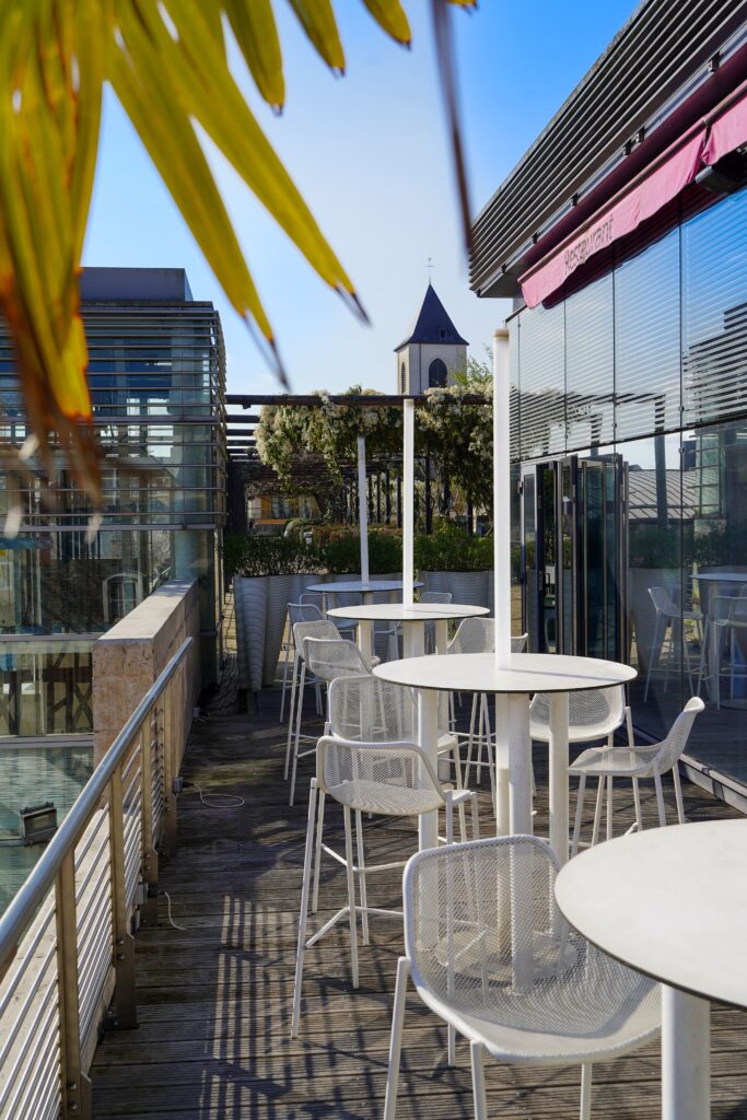 La terrasse avec vue sur la Loire du restaurant le Lift à Orléans