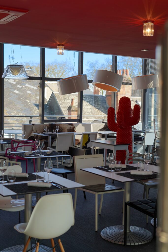 L'interieur avec une décoration décalé au restaurant le Lift à Orléans