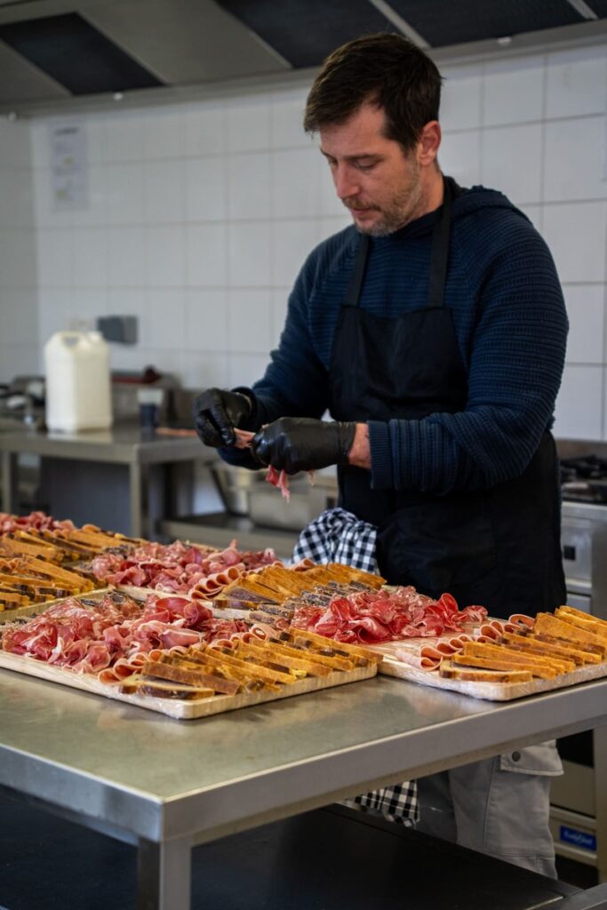 John du Truck à John en préparation de planches apéritives pour une prestation de traiteur autour de Limoges
