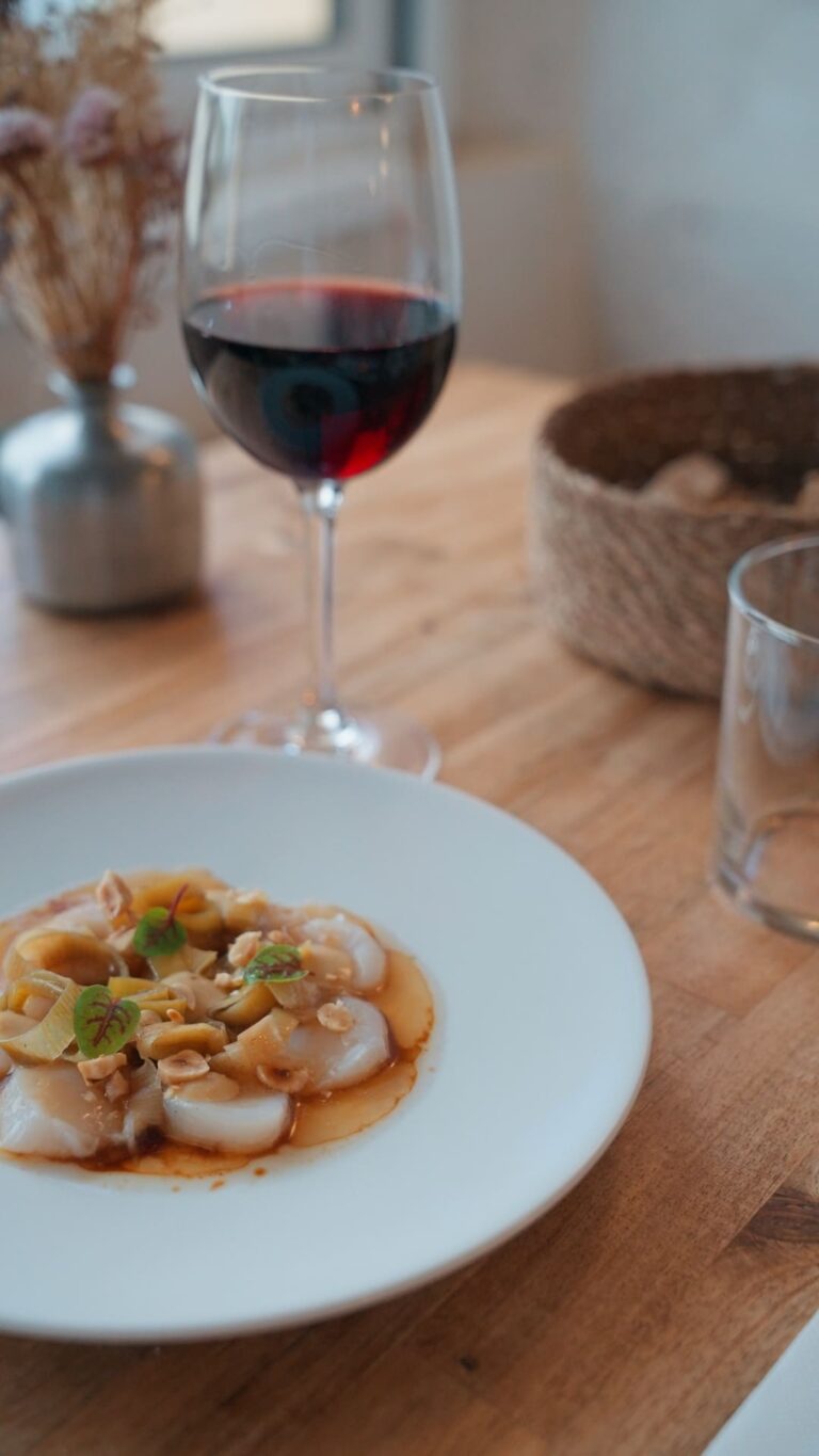 Une assiette et son verre de vin du Bistrot d'Iggy