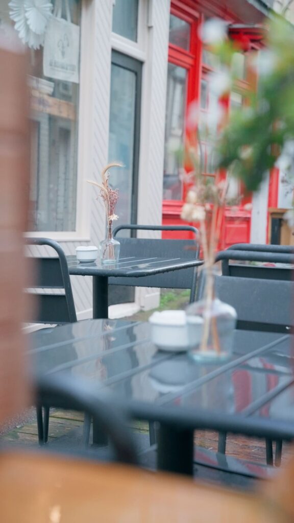 Une table de la terrasse du Bistrot d'Iggy