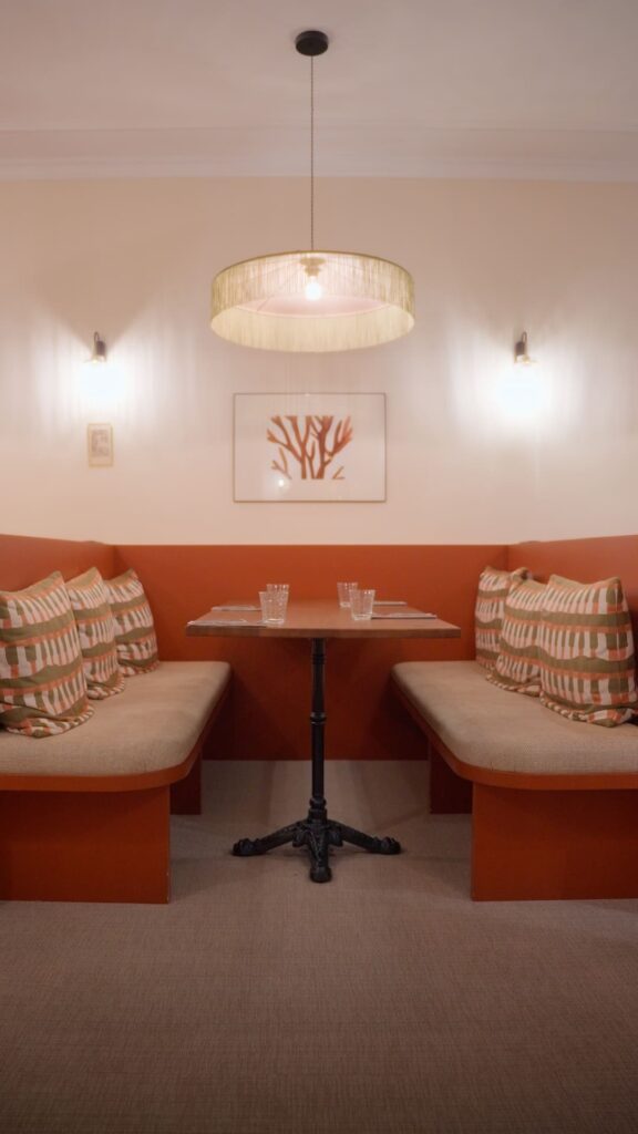 Table de la salle intérieur du restaurant Le Jardin