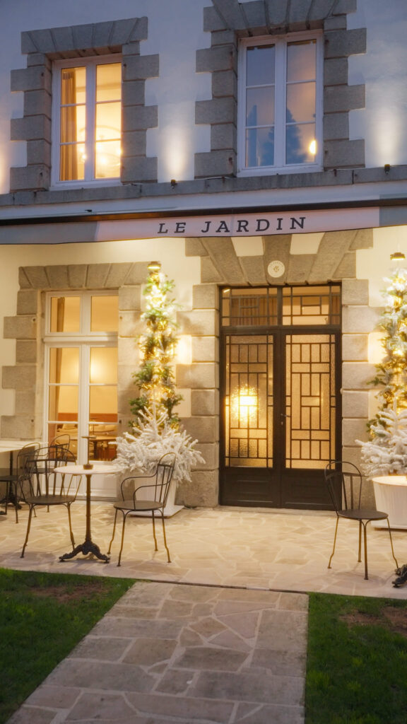 L'entrée et la terrasse du restaurant le Jardin