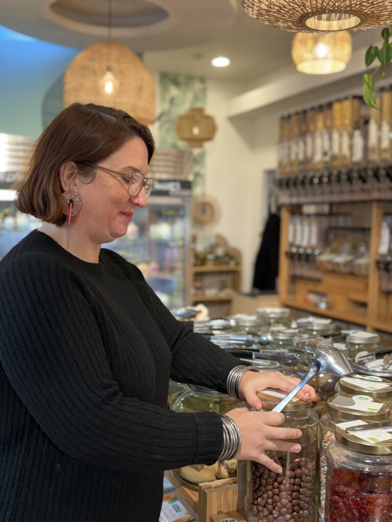 Ana, la gérante de l'épicerie vrac Les Bocaux d'Ana