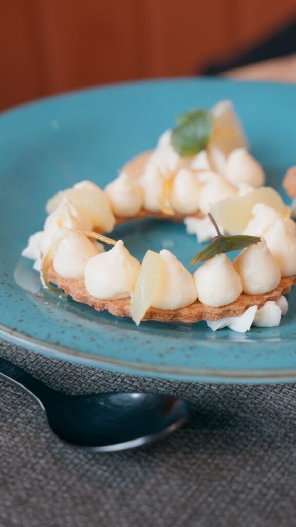 Le dressage du dessert du restaurant Le Sound