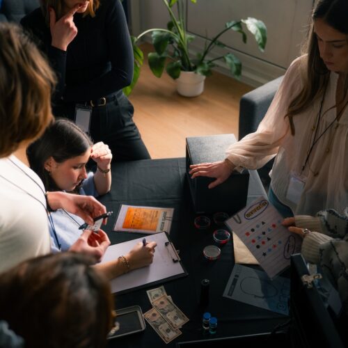 Une photo de groupe lors d'un escape game Lockey Aventures