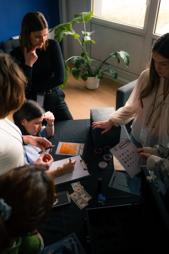 Une photo de groupe lors d'un escape game Lockey Aventures