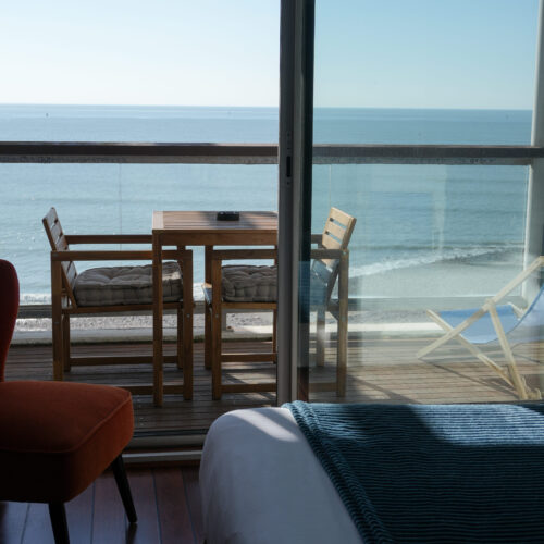 Un balcon à La Petite Rade Hotel au Havre