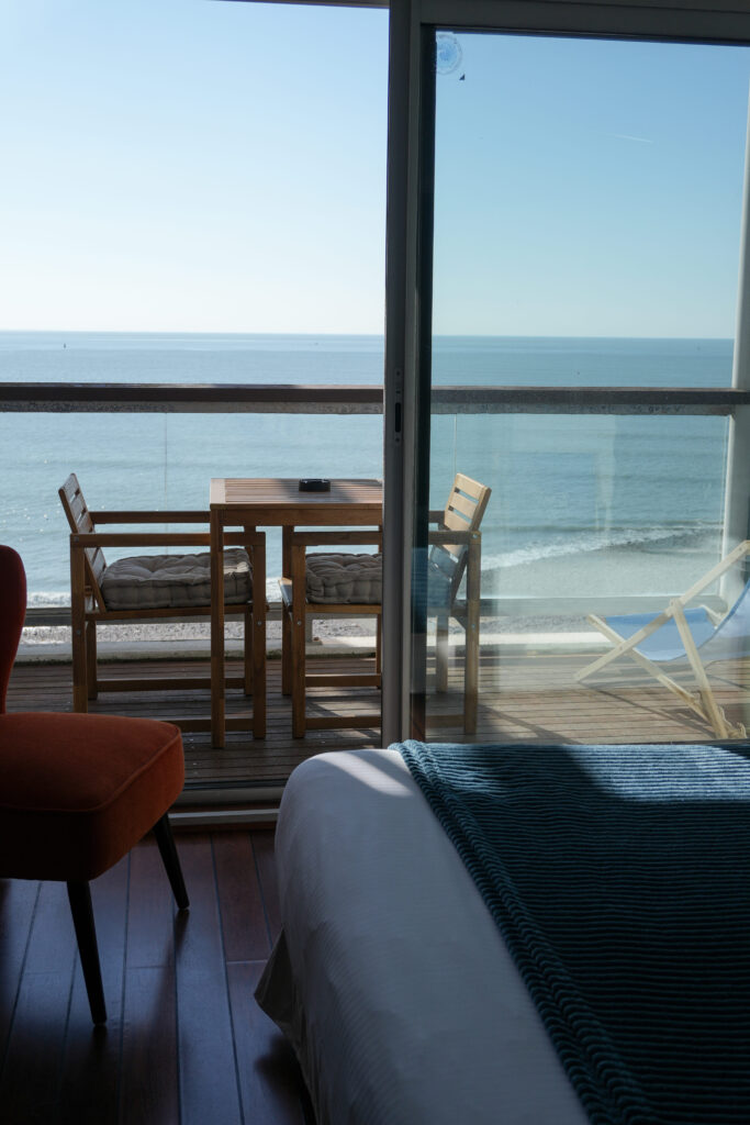 Un balcon à La Petite Rade Hotel au Havre