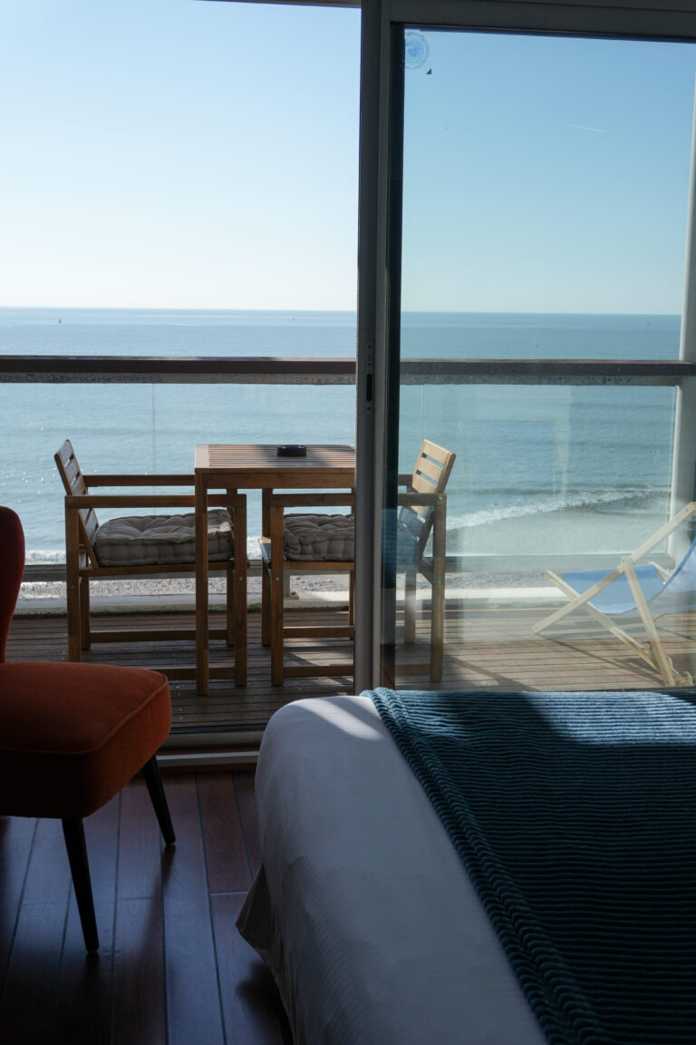Un balcon à La Petite Rade Hotel au Havre