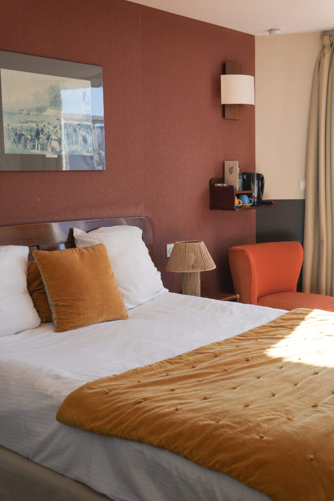 Un lit à La Petite Rade Hotel au Havre