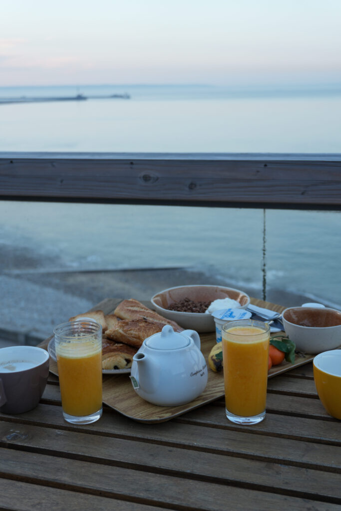 Un petit déjeuner à La Petite Rade Hotel au Havre