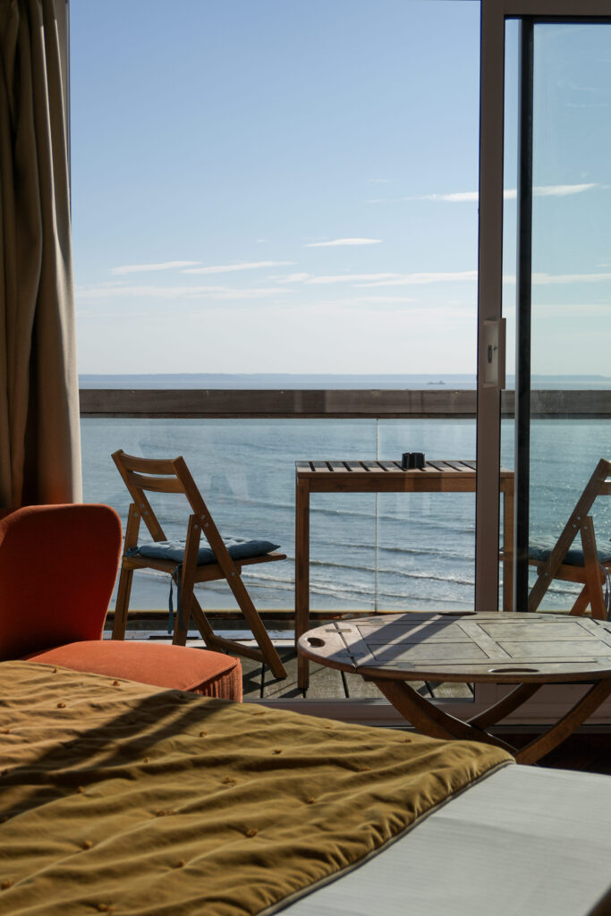 Un balcon à La Petite Rade Hotel au Havre