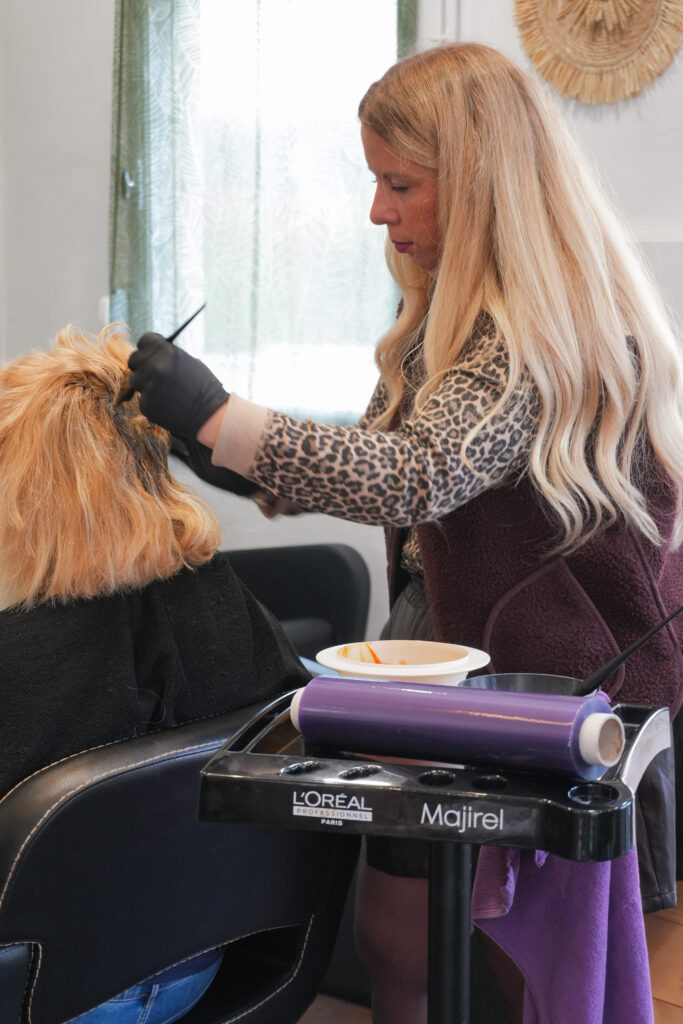 Une coiffeuse chez Magena Coiffeur Mixte au Havre