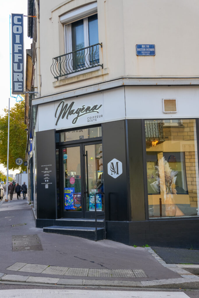 Une devanture chez Magena Coiffeur Mixte au Havre