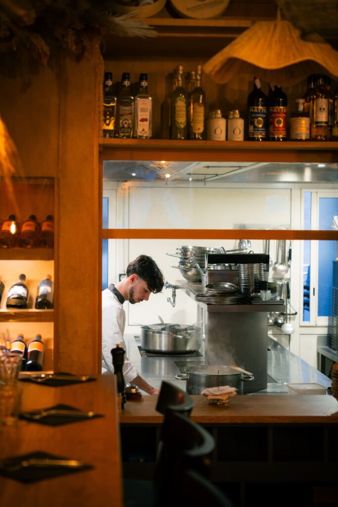 Le chef de la Maison Paganelli dans sa cuisine, à Rennes