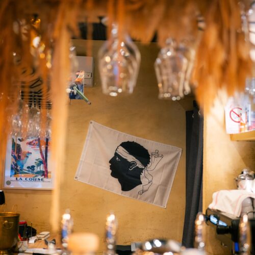 Le drapeau corse derrière le bar de la Maison Paganelli, à Rennes