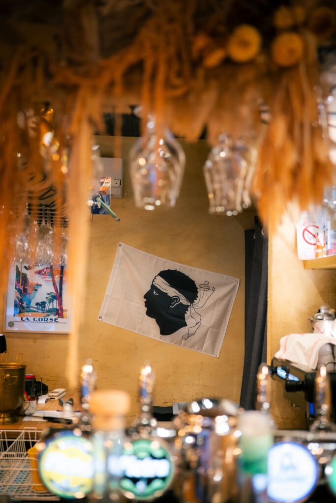 Le drapeau corse derrière le bar de la Maison Paganelli, à Rennes