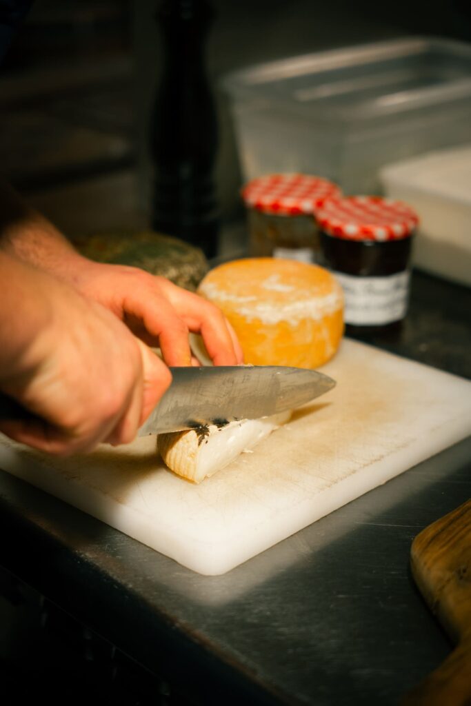 La découpe d'un fromage corse à la Maison Paganelli, à Rennes