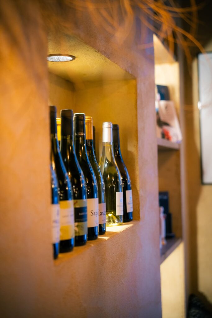 Une variété de vins corses proposés à la Maison Paganelli, à Rennes.