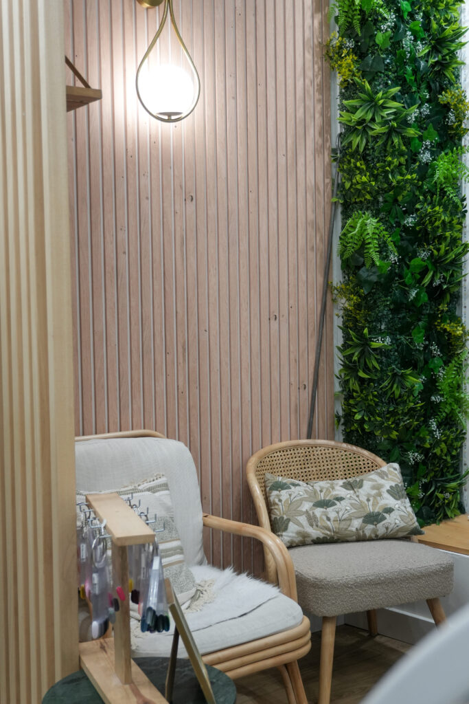 Des chaises du salon Nail Bar UV au Havre