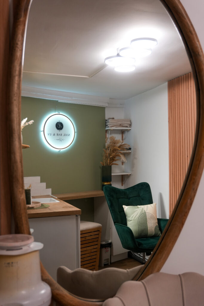 Un miroir du salon Nail Bar UV au Havre