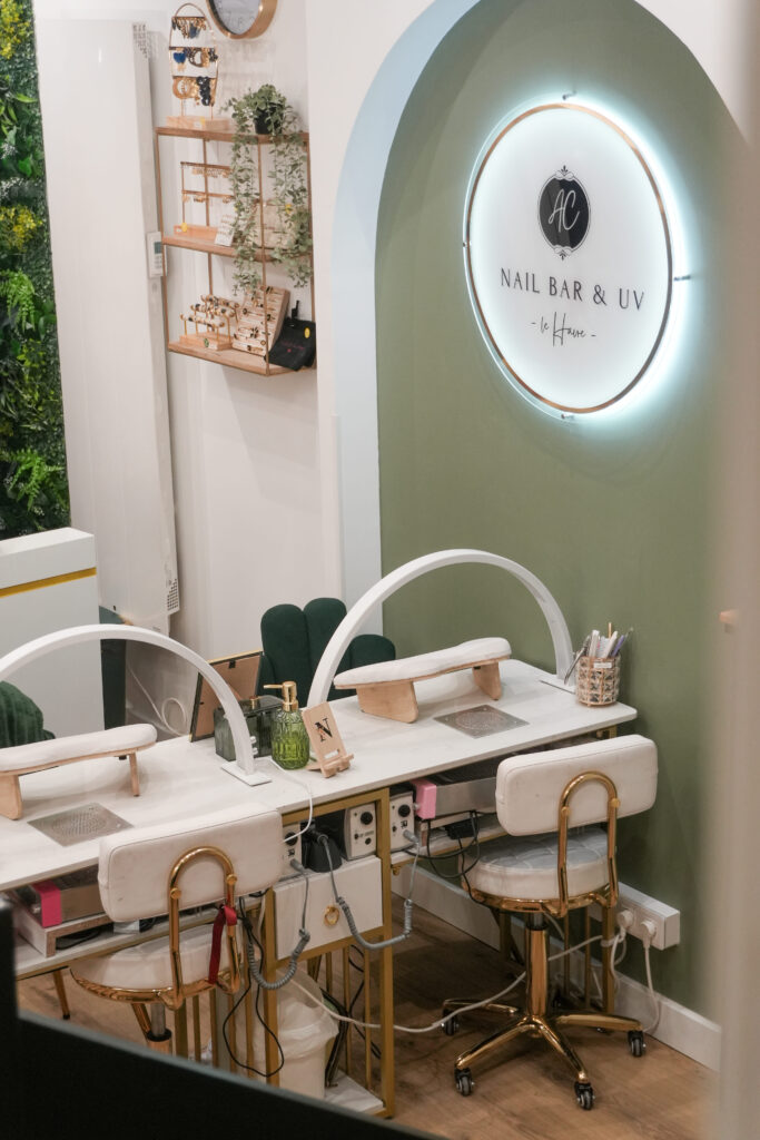 Des tables du salon Nail Bar UV au Havre