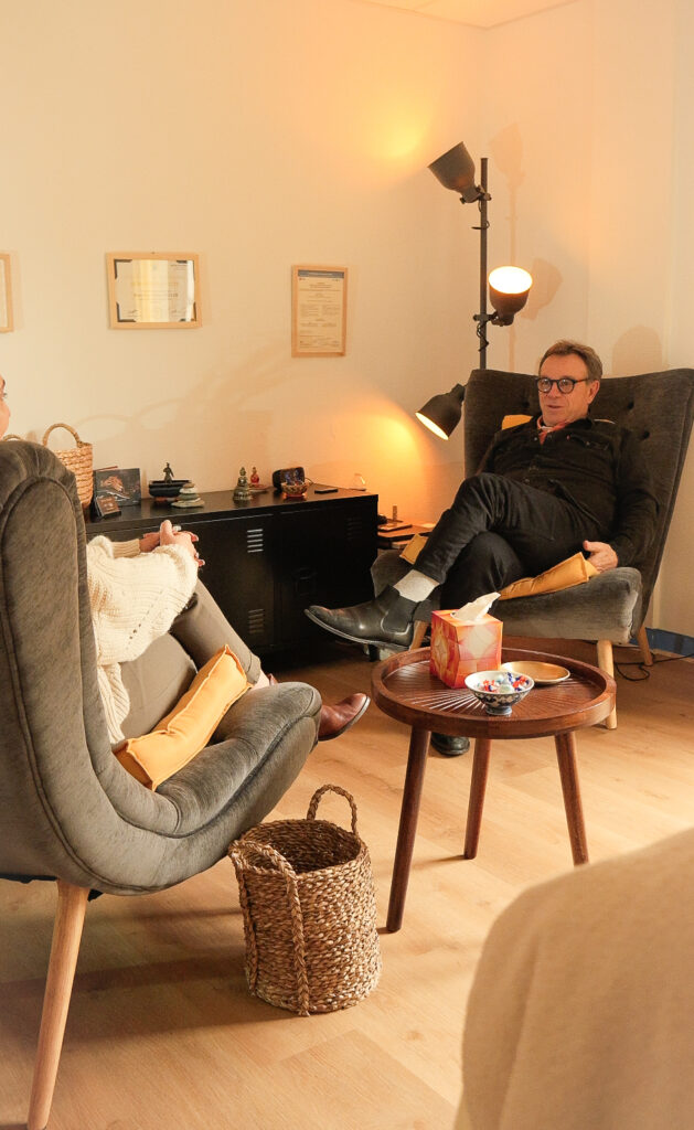 olivier ziegler pendant une séance dans son cabinet à fouesnant