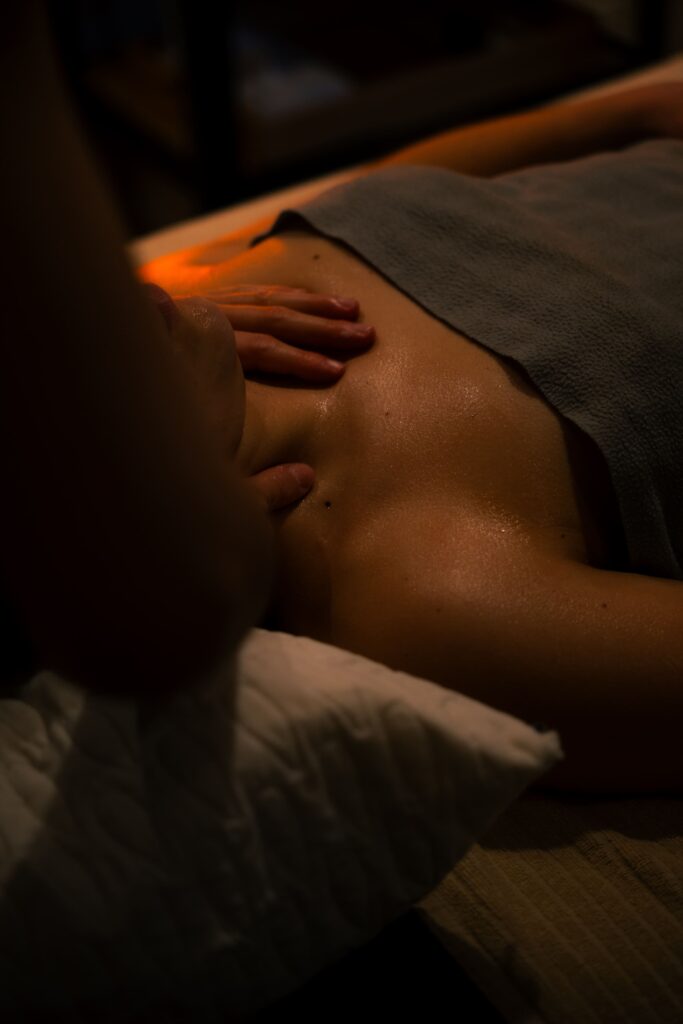 Un massage du dos proposé chez Osez Massage, à Rennes.