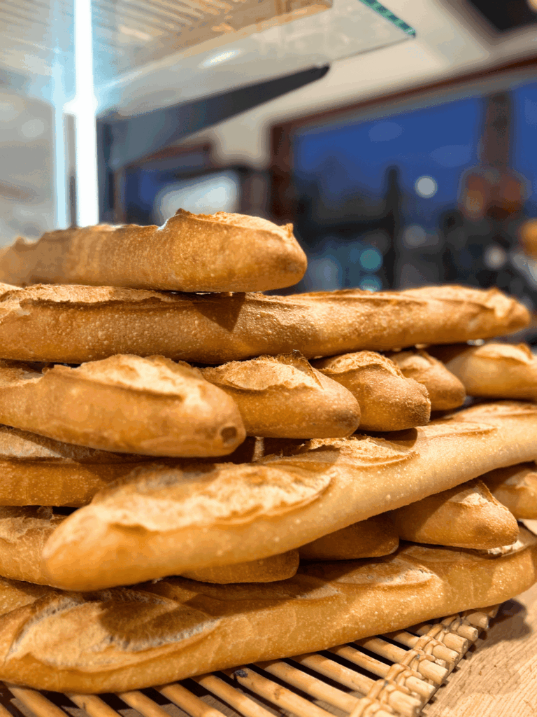 pain baguette de la vitrine de jb boulangerie à tarnos