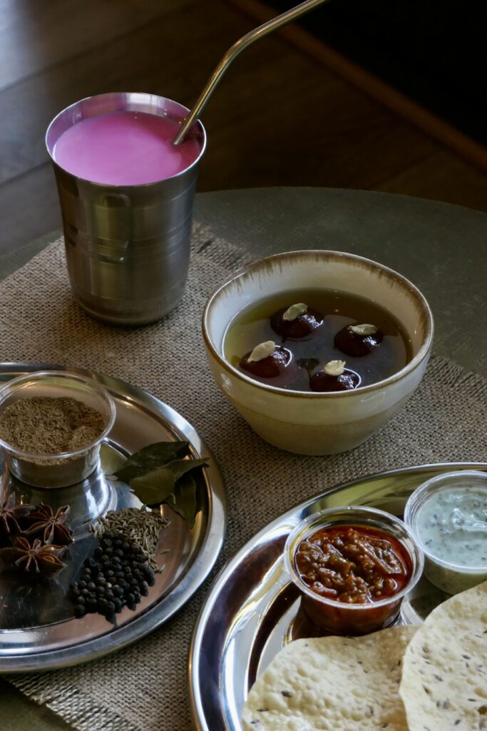 Lassi à la Rose, GUlab Jamun et Papodums avec leurs sauce du Resto Indien à La Teste-de-Buch, établissement de cuisine indienne à emporter.